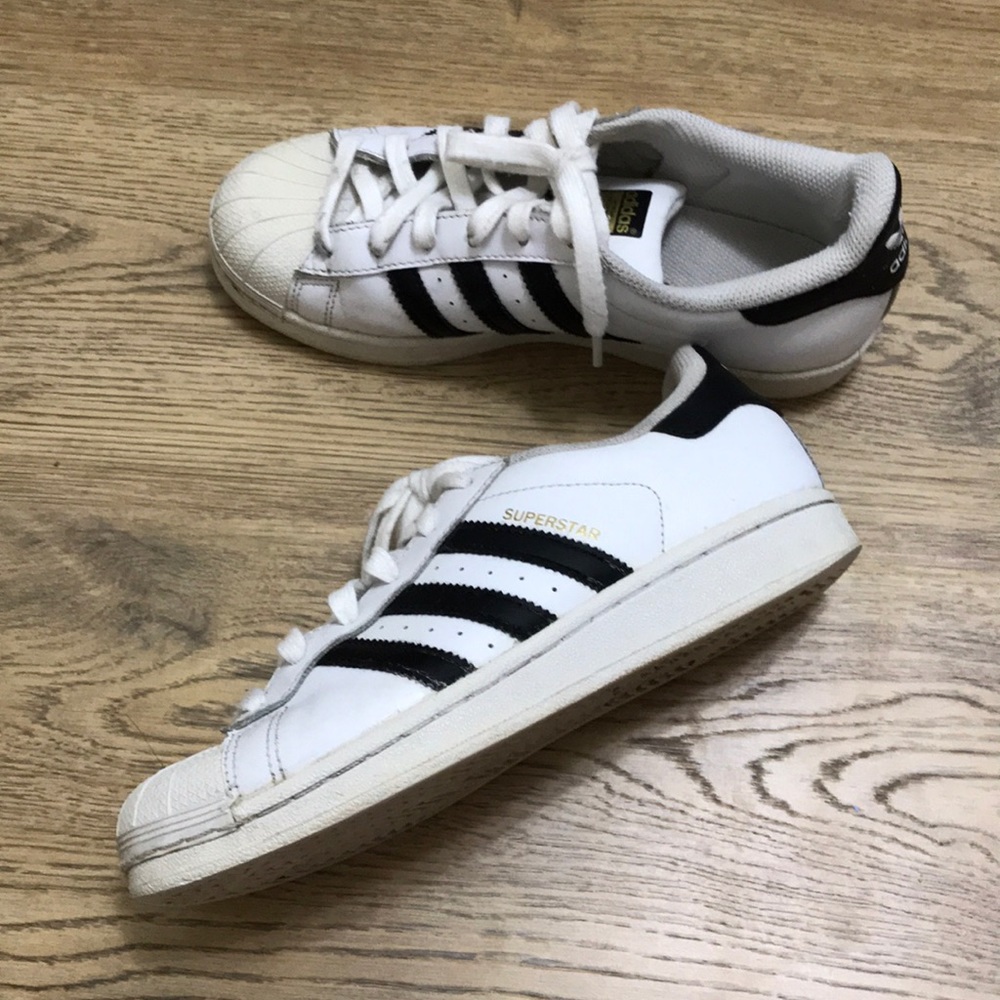 Women’s size 6 adidas superstars
